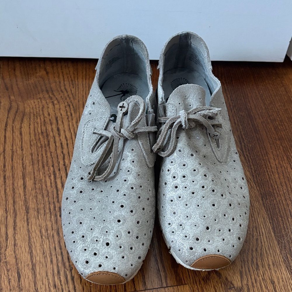 OTBT Lunar Leather Silver Shimmer Comfort Lace Up Sneakers Size 9.5 - Picture 2 of 5